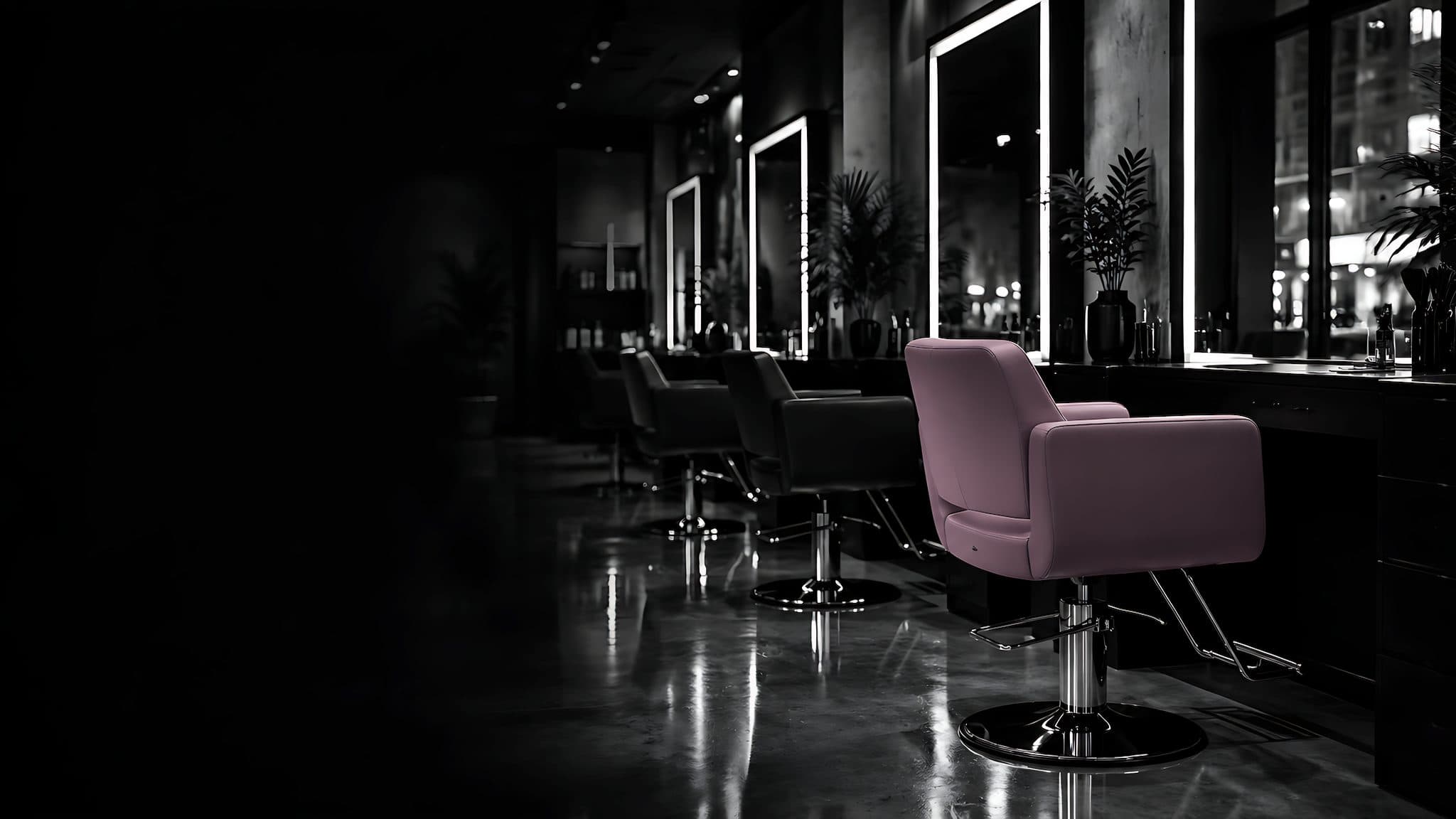 Salón de belleza vacío y cerrado de noche, en blanco y negro