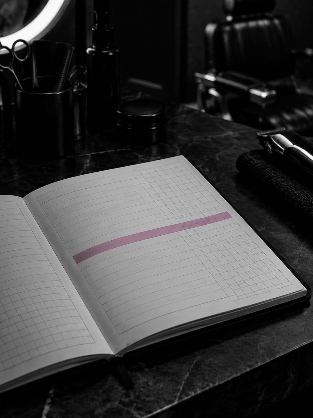 Agenda de papel abierta con un horario marcado